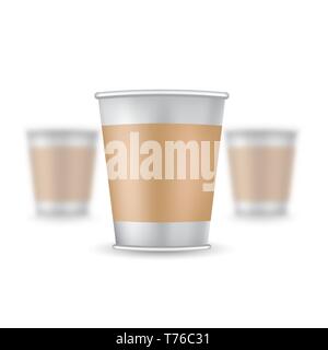Tre simulazioni realistiche di caffè o di tè una tazza di plastica su sfondo bianco. Illustrazione vettoriale di una tazza sharp e due tazze di profondità di campo Illustrazione Vettoriale