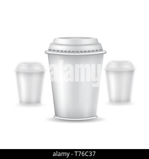 Tre simulazioni realistiche di caffè o di tè una tazza di plastica con il cappuccio su sfondo bianco. Illustrazione vettoriale di una tazza sharp Illustrazione Vettoriale