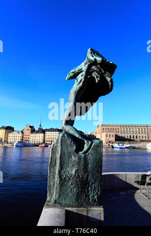 L' uomo e la scultura di Eagle, Mar Baltico, Gamla Stan, nella città di Stoccolma, Svezia, Europa Foto Stock