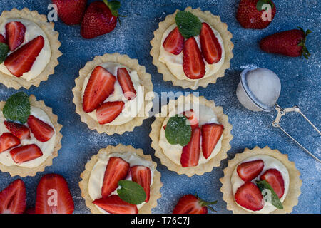 Mini crostate alla fragola. Sfondo scuro. Foto Stock