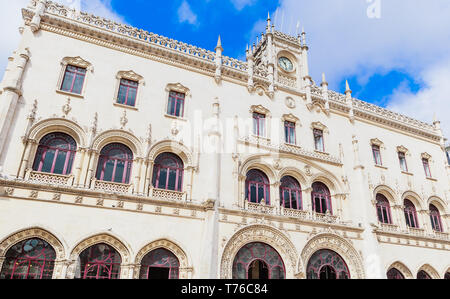 Il Rossio Stazione ferroviaria ingresso. Un xix secolo stazione ferroviaria costruita in stile neo-stile manuelino che serve la linea di Sintra Foto Stock