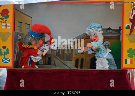 Punch e Judy Show a Longwick Fete, giorno di maggio Bank Holiday 2019, Princes Risborough, Buckinghamshire, UK Foto Stock