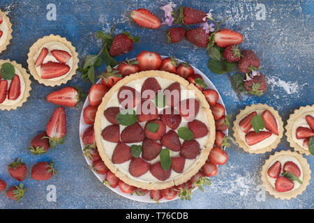 Crostata con fragole e panna decorato con foglie di menta Foto Stock