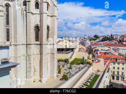 Vista del Convento da Ordem do Carmo e i tetti di Lisbona, Portogallo dall'ascensore de santa justa o santa solo un ascensore che è stato costruito nel 1902 per Foto Stock