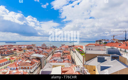 Vista della Rua Aurea e la Pombaline Downtown di Lisbona dal livello superiore terrazza di Santa è sufficiente sollevare, Lisbona, Portogallo Foto Stock