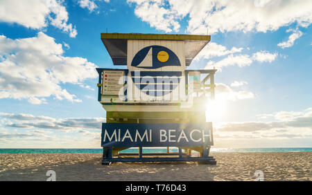 25 dic 2018. Miami, Stati Uniti d'America. Bagnino in legno capanna a sunrise su un vuoto South Beach di Miami, in Florida.