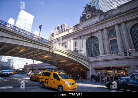 New York City, NY - Marzo 11, 2017: Taxi e persone non identificate a piedi dall'entrata della Grande Stazione centrale nella città di New York Manhattan, NY Foto Stock