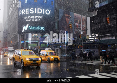 New York City, NY - Marzo 10, 2017: i taxi e la gente a piedi dal New York Police Department di Times Square, NY Foto Stock