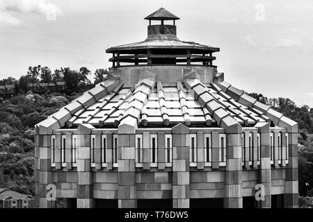 Questo particolare architettonico rivela l'Art Deco tiling della città edificio ottagonale della rotunda in Asheville, NC, Stati Uniti d'America Foto Stock