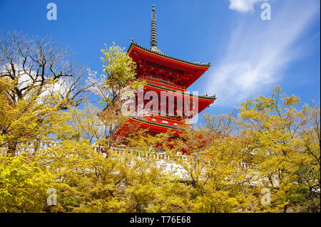 Vista della vermillion Koyasu colorata Pagoda, parte di Kiyomizu-dera complessa, Kyoto, Giappone. Foto Stock