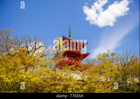 Vista della vermillion Koyasu colorata Pagoda, parte di Kiyomizu-dera complessa, Kyoto, Giappone. Foto Stock