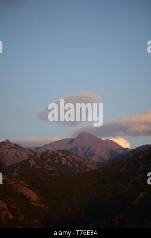 Triangolo su Cloud Mountain Foto Stock