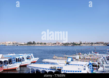 Vista del fiume con le navi ormeggiate nel dock Foto Stock