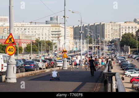 Krymsky Val (Giardino anello) con persone non identificate hanno voce per la Gorky Park e grandi edifici appartamento sullo sfondo. Mosca, Russia. Foto Stock