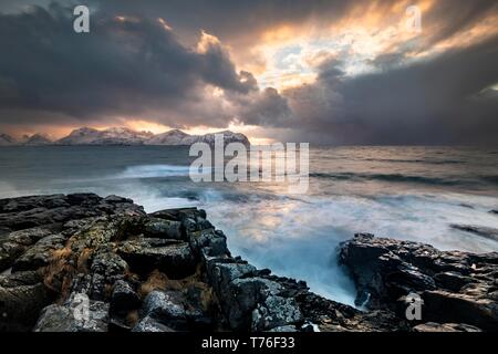 Costa vicino Vareid, atmosfera serale, Flakstadoya, Lofoten, Norvegia Foto Stock