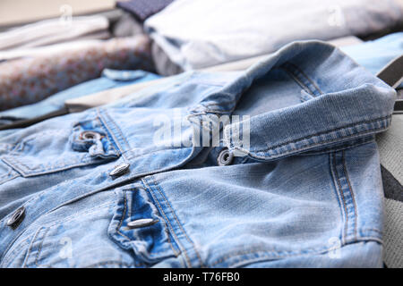 Panni ripiegati in aprire la valigia, primo piano Foto Stock