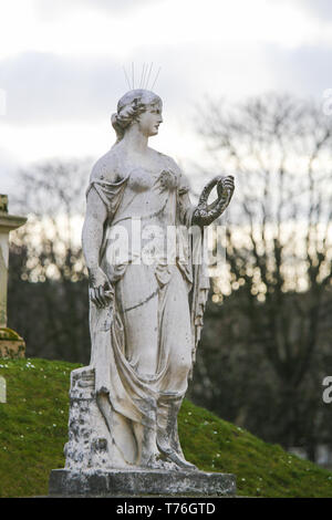 Statua di Flora, una dea romana dei fiori e della stagione della primavera nel Jardin du Luxembourg, Parigi, Francia Foto Stock