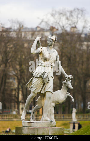 Statua di Diana, dea romana della caccia, la luna e la natura, associati con gli animali selvatici e le superfici boschive nel Jardin du Luxembourg, Parigi, Fran Foto Stock