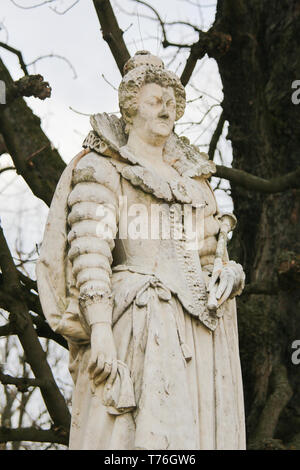 Statua di Maria de' Medici regina di Francia come la seconda moglie del re Enrico IV di Francia, della Casa di Borbone, nel Jardin du Luxembourg, Parigi. Foto Stock