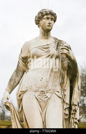 Statua di Flora, una dea romana dei fiori e della stagione della primavera nel Jardin du Luxembourg, Parigi, Francia Foto Stock