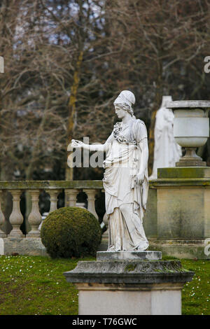 Statua di Minerva, dea romana della sapienza e della strategia di guerra, nel Jardin du Luxembourg, Parigi, Francia Foto Stock