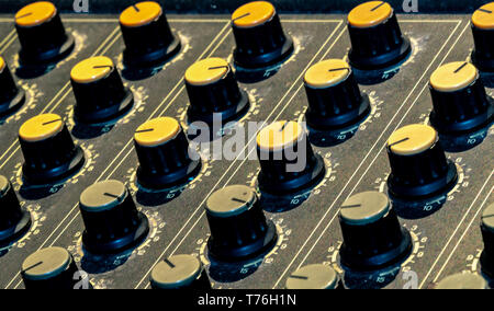 Audio mixer audio console. Suono miscelazione desk. Music mixer nel pannello di controllo in studio di registrazione. Audio della console di miscelazione con i fader e manopola di regolazione. Foto Stock