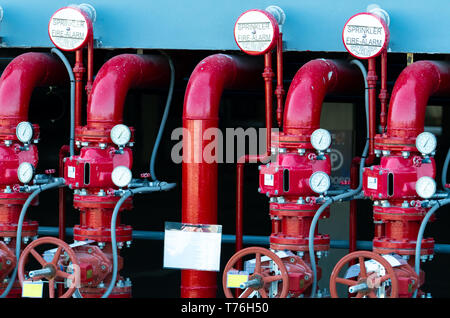 Alimentazione principale di tubazioni di acqua nel sistema di estinzione. Sistema antincendio con tubazioni di rosso. Fire Suppression. Valvola manuale di estintore Foto Stock