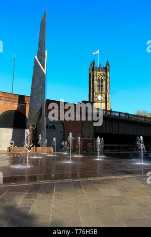 Funzione acqua e torre faro, Greengate Square, Salford, Manchester, Regno Unito Foto Stock