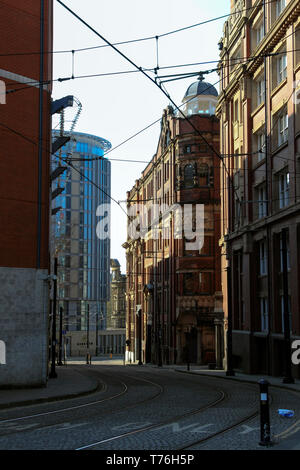 Le linee di tram, Edificio di Hannover, il palloncino Street, che conducono in basso verso Corporation Street, Manchester, Regno Unito Foto Stock