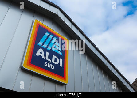 VIERSEN, Germania - 27 marzo. 2019: vista in isolati logo ALDI sotto il tetto di metallo grigio parete Foto Stock