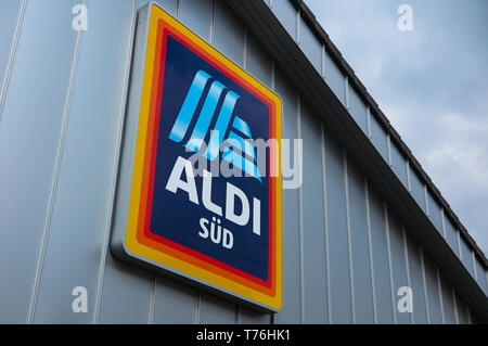 VIERSEN, Germania - 27 marzo. 2019: vista in isolati logo ALDI sotto il tetto di metallo grigio parete Foto Stock