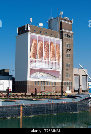 Breskens, Paesi Bassi, 21 aprile 2019, il pane e il pesce silo, dipinta da Johnny Beerens da Breskens nel 1997 chiamato anche il silo di grano Foto Stock