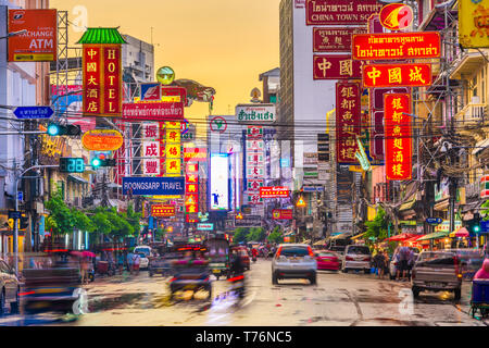 BANGKOK, Tailandia - 27 settembre 2015: il traffico su strada Yaowarat passa al di sotto di lit segni nel quartiere di Chinatown al crepuscolo. Foto Stock