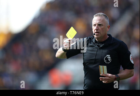 Arbitro della corrispondenza Jonathan Moss durante il match di Premier League a Molineux, Wolverhampton Foto Stock