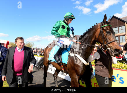 Fusil Raffles e Daryl Giacobbe con trainer Nicky Henderson dopo aver vinto il campione ES quattro anni di ostacolo durante il giorno cinque del Punchestown Festival di Punchestown Racecourse, nella contea di Kildare, Irlanda. Foto Stock