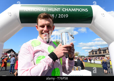 Presentazione nazionale 2018-2019 Hunt Awards Champion Jockey Paolo Townend durante il giorno cinque del Punchestown Festival di Punchestown Racecourse, nella contea di Kildare, Irlanda. Foto Stock