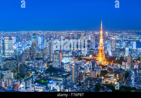 La Tokyo Tower vista sullo skyline di Tokyo di notte le luci Foto Stock