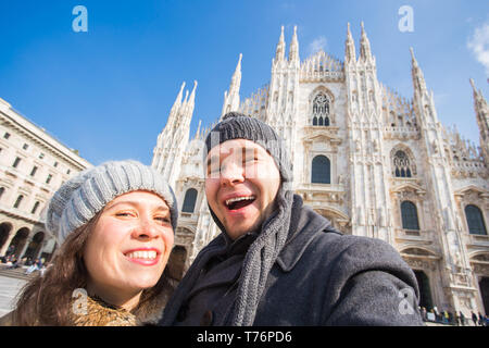 Viaggi, Italia e vacanze concetto - Happy turisti prendendo un autoritratto di fronte la Cattedrale del Duomo di Milano Foto Stock
