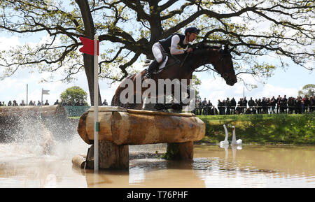 Christopher Burton on Graf libertà durante il giorno quattro del 2019 Mitsubishi Motors Badminton Horse Trials a Badminton station wagon, nel Gloucestershire. Foto Stock