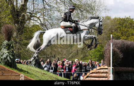 Andrew Nicholson per inghiottire le molle durante il giorno quattro del 2019 Mitsubishi Motors Badminton Horse Trials a Badminton station wagon, nel Gloucestershire. Foto Stock