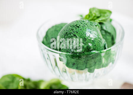 In casa Vegan Banana, spinaci, Spirulina bel crema o sorbetto Foto Stock
