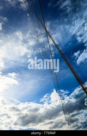 Nuvole e cielo blu riflessa sul vetro edificio per uffici di windows Foto Stock