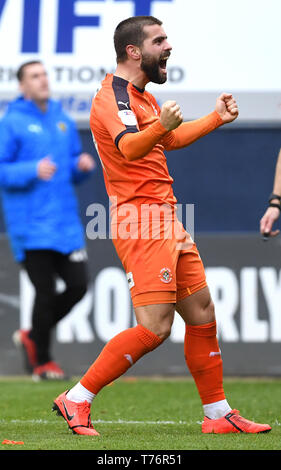 Il centro di Luton è Elliot Lee festeggia il punteggio al suo fianco il secondo obiettivo del gioco con il team-ates durante il Cielo lega Bet One corrispondono a Kenilworth Road, Luton. Foto Stock