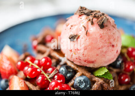 Il cioccolato cialde belghe con frutti di bosco e crema di Nizza Foto Stock