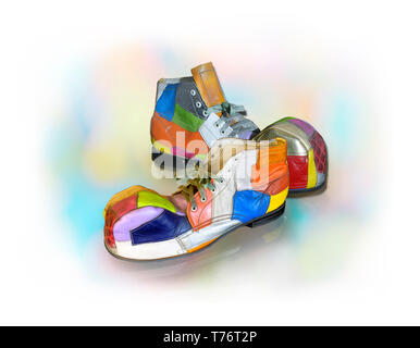 Colorato scarpe clown isolati su sfondo bianco Foto Stock