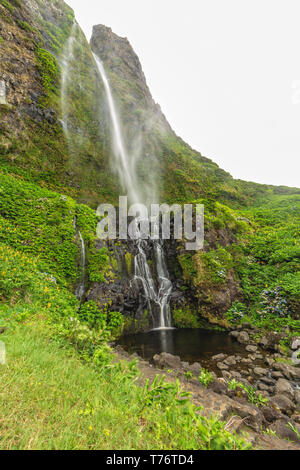 Bella vista della cascata fare poco do Bacalhau cascata sull isola di Flores. Foto Stock