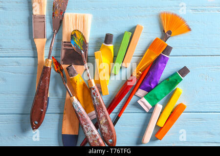 Gli strumenti e le pitture di un artista professionista su sfondo di legno Foto Stock