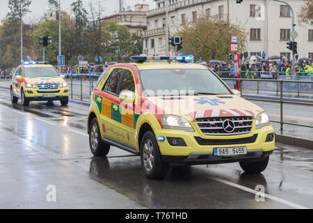 Strada Europea, Prague-October 28, 2018: Paramedici sono riding ambulanza sulla parata militare il 28 ottobre 2018 a Praga, Repubblica Ceca Foto Stock
