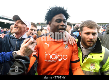 Il centro di Luton's Pelly Ruddock Mpanzu (centro) festeggia con i fan dopo il fischio finale durante il Cielo lega Bet One corrispondono a Kenilworth Road, Luton. Foto Stock