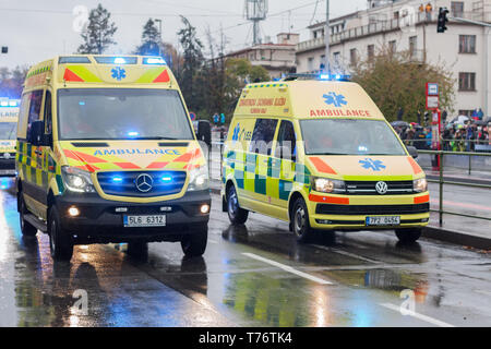 Strada Europea, Prague-October 28, 2018: Paramedici sono riding ambulanza sulla parata militare il 28 ottobre 2018 a Praga, Repubblica Ceca Foto Stock